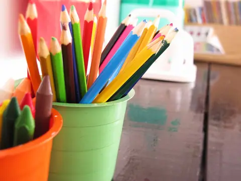 Lápis de muitas cores esperando novas ideias