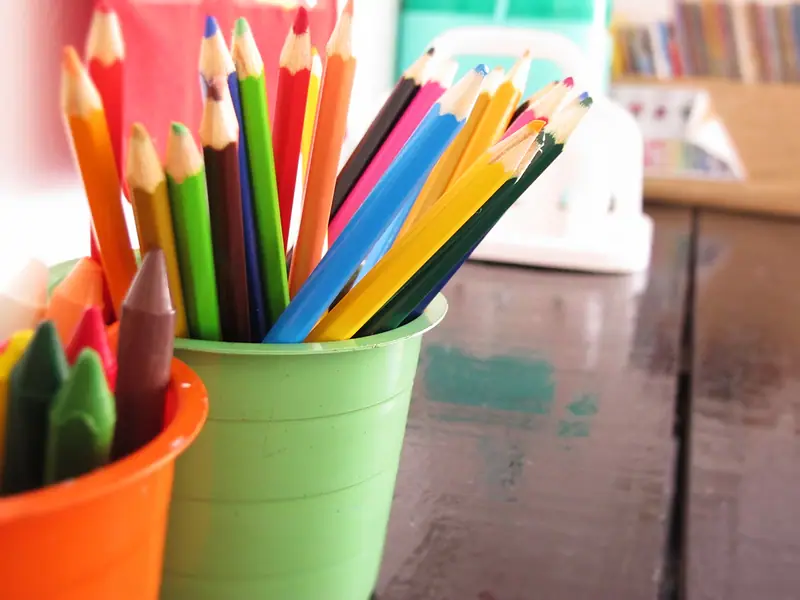 Lápis coloridos, materiais para desenhar e contar histórias