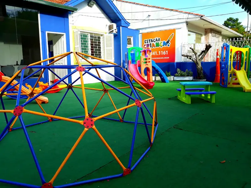 Playground da escola, com brinquedos coloridos no pátio
