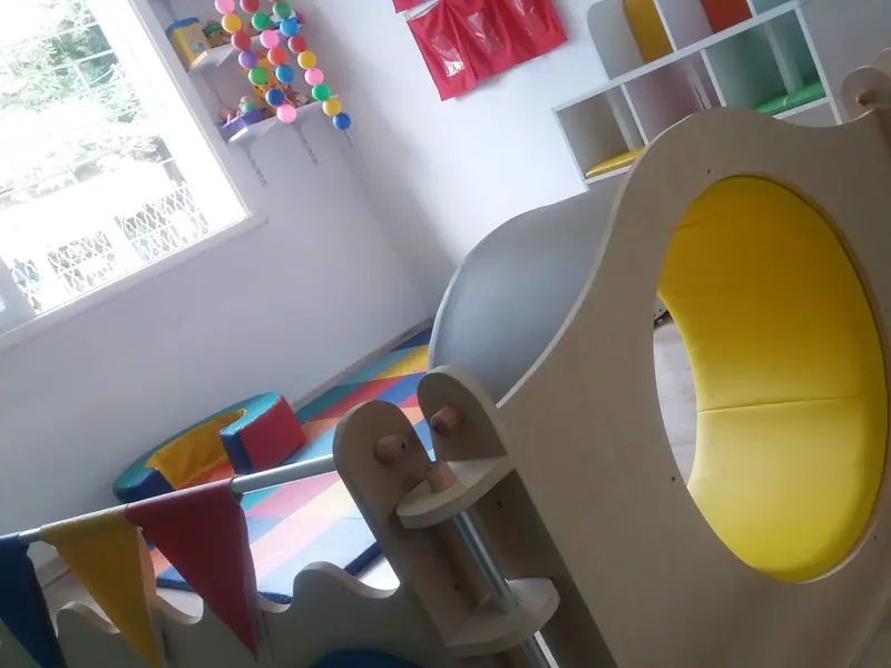 Sala com túnel e brinquedos para explorar movimentos